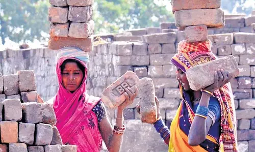 Telangana में ईंट भट्ठा मजदूरों का शोषण बेरोकटोक जारी