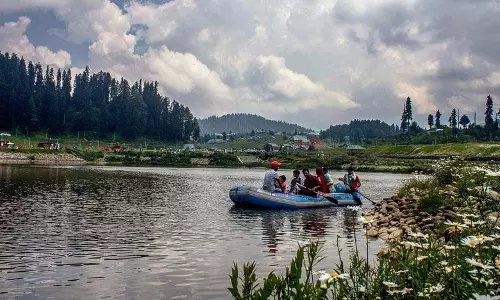 JAMMU: आतंकी हमला भी पर्यटकों को गुलमर्ग हिल रिसॉर्ट में आने से नहीं रोक पाया
