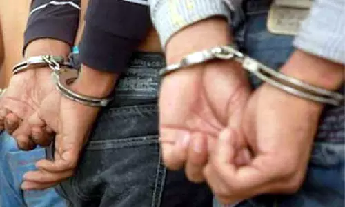 Kanpur: महिलाओं से पर्स लूटने वाले दो लुटेरे गिरफ्तार, लूट का सामान बरादम Kanpur: महिलाओं से पर्स लूटने वाले दो लुटेरे गिरफ्तार, लूट का सामान बरादम