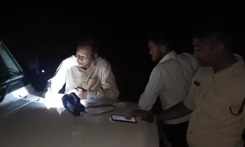 रेत घाट में टार्च के सहारे छापेमारी, वाहन जब्त