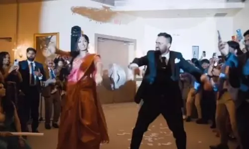 दूल्हा-दुल्हन ने किया गजब का डांस, VIDEO देख उड़ जाएंगे होश