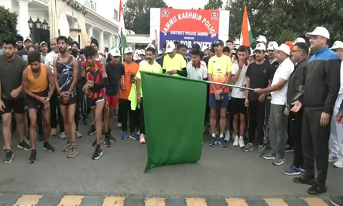 DIG शिव कुमार शर्मा ने जम्मू में रन फॉर यूनिटी मैराथन को दिखाई हरी झंडी