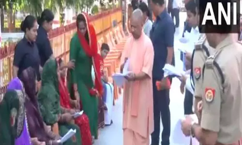 UP CM Yogi ने गोरखनाथ मंदिर में जनता दर्शन किया, जनता की शिकायतें सुनीं UP CM Yogi ने गोरखनाथ मंदिर में जनता दर्शन किया, जनता की शिकायतें सुनीं