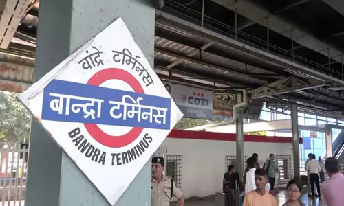 Mumbai: बांद्रा टर्मिनस स्टेशन पर भगदड़ में नौ लोग घायल Mumbai: बांद्रा टर्मिनस स्टेशन पर भगदड़ में नौ लोग घायल
