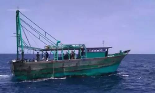 Sri Lanka नौसेना ने तमिलनाडु के 12 और मछुआरों को हिरासत में लिया Sri Lanka नौसेना ने तमिलनाडु के 12 और मछुआरों को हिरासत में लिया