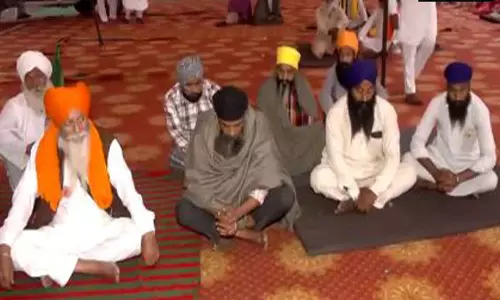 Punjab: किसानों का विरोध प्रदर्शन दूसरे दिन भी जारी, धान खरीद समेत अन्य मांगें