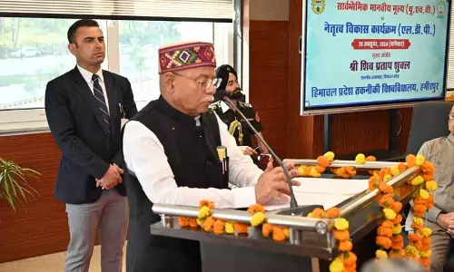 विद्यार्थियों में मानवीय मूल्यों का विकास करें: Governor