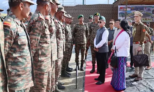 Arunachal Pradesh के राज्यपाल ने अनिनी कस्बे में भारतीय सेना के जवानों से बातचीत की