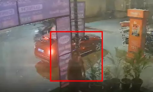 गमला चोर महिला कैमरे में हुई कैद, महंगी कार BMW से आई