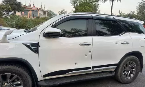 Nalagarh में बदमाशों ने स्क्रैप डीलर की गाड़ी पर फायरिंग की, फरार