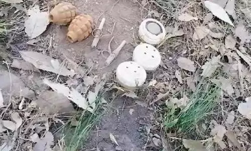 जम्मू-कश्मीर: Poonch में आतंकी ठिकाना ध्वस्त, दो ग्रेनेड और तीन पाकिस्तानी बारूदी सुरंगें बरामद जम्मू-कश्मीर: Poonch में आतंकी ठिकाना ध्वस्त, दो ग्रेनेड और तीन पाकिस्तानी बारूदी सुरंगें बरामद