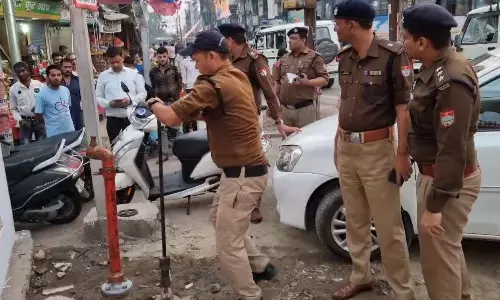Uttarkashi: केशव गिरी महाराज के आश्रम पर पथराव , लोगों में नाराजगी Uttarkashi: केशव गिरी महाराज के आश्रम पर पथराव , लोगों में नाराजगी