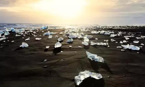 Diamond Beach: आइसलैंड का मंत्रमुग्ध कर देने वाला काला रेत वाला समुद्र तट