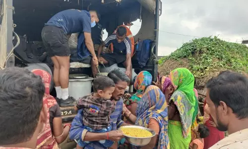 भारतीय नौसेना ने Odisha में चक्रवात दाना से हुई तबाही के जवाब में राहत कार्य शुरू किया भारतीय नौसेना ने Odisha में चक्रवात दाना से हुई तबाही के जवाब में राहत कार्य शुरू किया