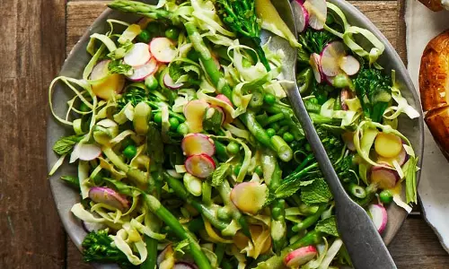 Green Chili और अदरक ड्रेसिंग के साथ शतावरी और मूली का सलाद रेसिपी