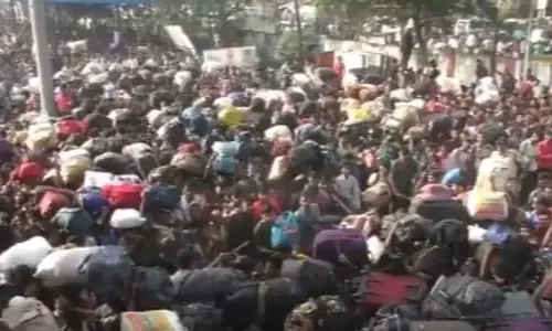 त्यौहारी सीजन के चलते Surat के उधना रेलवे स्टेशन पर भारी भीड़ त्यौहारी सीजन के चलते Surat के उधना रेलवे स्टेशन पर भारी भीड़