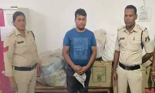 लाखों रुपए का अवैध पटाखा जब्त, व्यापारी गिरफ्तार लाखों रुपए का अवैध पटाखा जब्त, व्यापारी गिरफ्तार