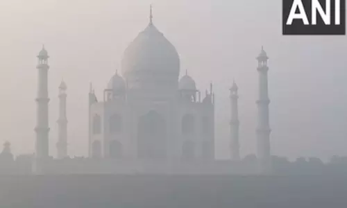 Taj Mahal पर छाई घनी धुंध, पर्यटकों ने कम दृश्यता की शिकायत की Taj Mahal पर छाई घनी धुंध, पर्यटकों ने कम दृश्यता की शिकायत की