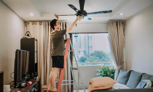 Ceiling फैन पर जमी गंदगी कुछ ही देर में हट जाती