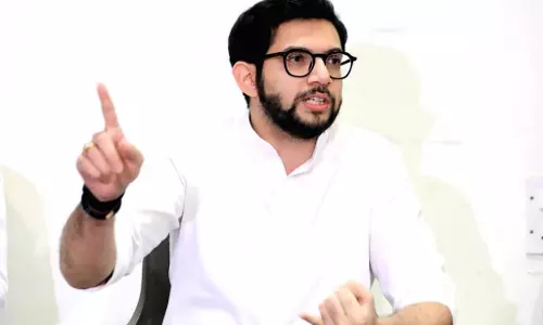 बांद्रा रेलवे स्टेशन पर भगदड़ रेल मंत्री की अक्षमता को दर्शाती है: Aditya Thackeray