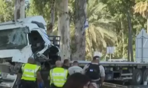 आतंकवादी हमले में ट्रक के Tel Aviv बस स्टॉप से ​​टकराने से लगभग 35 लोग घायल
