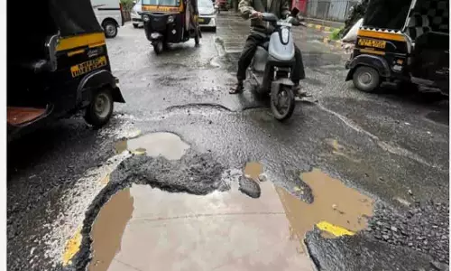 Raisen: नालियां साफ नहीं होने से हो रही हैं चोक, आम रास्ते में भर रहा है गंदा पानी Raisen: नालियां साफ नहीं होने से हो रही हैं चोक, आम रास्ते में भर रहा है गंदा पानी