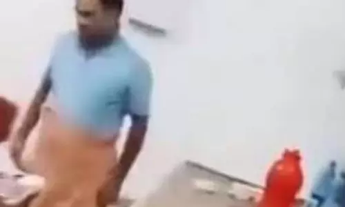 लुंगी पहने SI का वीडियो वायरल, महिला के साथ दुर्व्यवहार, हुआ ये एक्शन लुंगी पहने SI का वीडियो वायरल, महिला के साथ दुर्व्यवहार, हुआ ये एक्शन