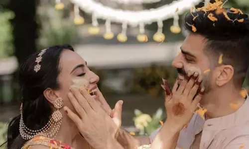 Surbhi Jyoti-सुमित सूरी की फूलों की हल्दी परंपरा Surbhi Jyoti-सुमित सूरी की फूलों की हल्दी परंपरा