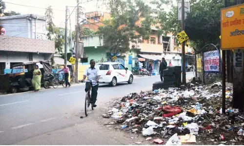 Chakradharpur में जगह-जगह लगा कचरों का अंबार, लोग परेशान Chakradharpur में जगह-जगह लगा कचरों का अंबार, लोग परेशान