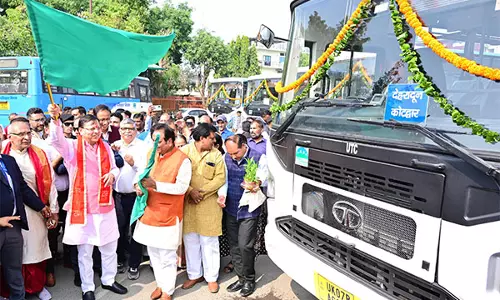 CM Dhami ने राज्य परिवहन निगम के बेड़े में शामिल नई बीएस-06 मॉडल बसों को हरी झंडी दिखाई