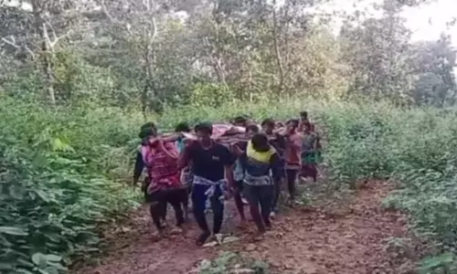 Gajapati में खराब सड़क संपर्क के कारण गर्भवती महिला की मौत Gajapati में खराब सड़क संपर्क के कारण गर्भवती महिला की मौत