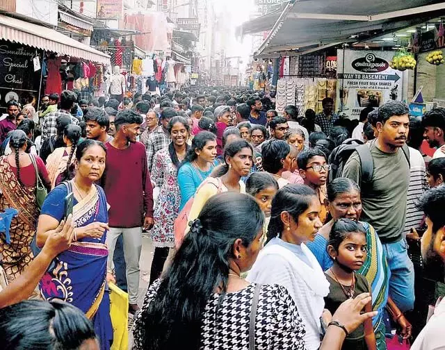 Chennai की सड़कों पर उमड़ा जनसैलाब, लेकिन दीपावली की बिक्री में गिरावट