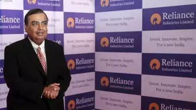 Reliance इंडस्ट्रीज के शेयर की कीमत आधी क्यों हुई