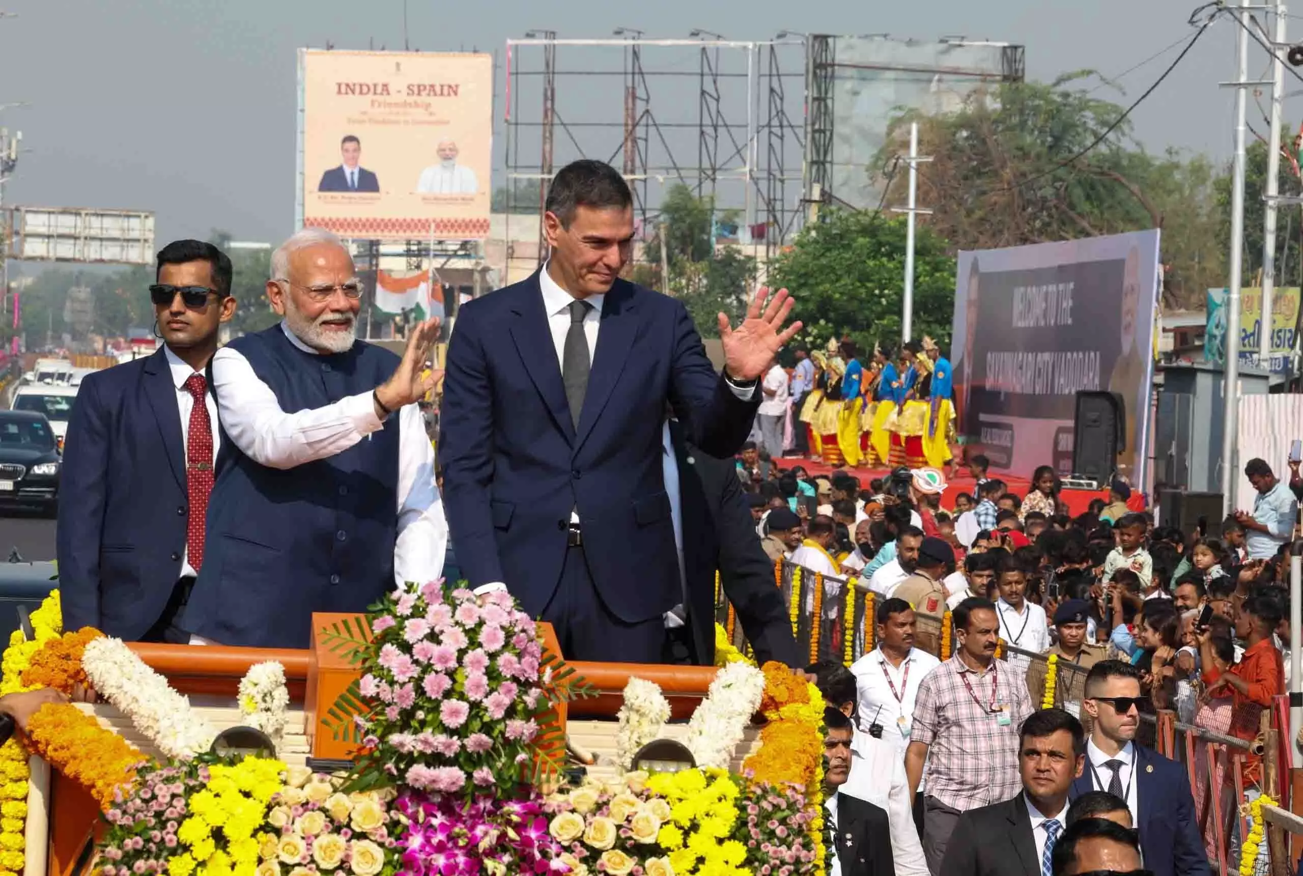 दिव्यांग छात्रा के लिए पीएम मोदी ने बीच में रोका रोड शो, पेंटिंग देख हुए गदगद