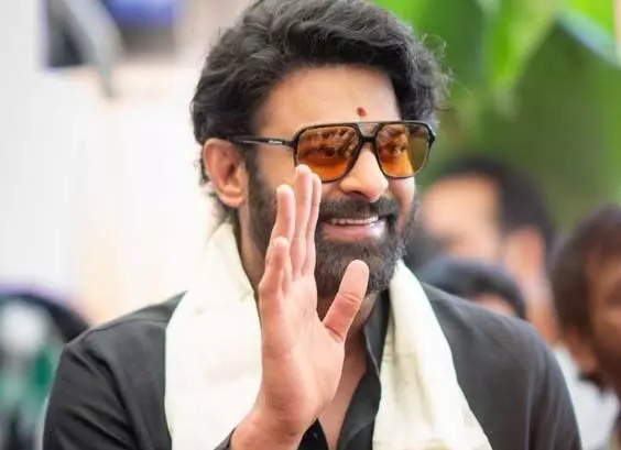 Hero Prabhas ट्रेन से यात्रा कर रहे