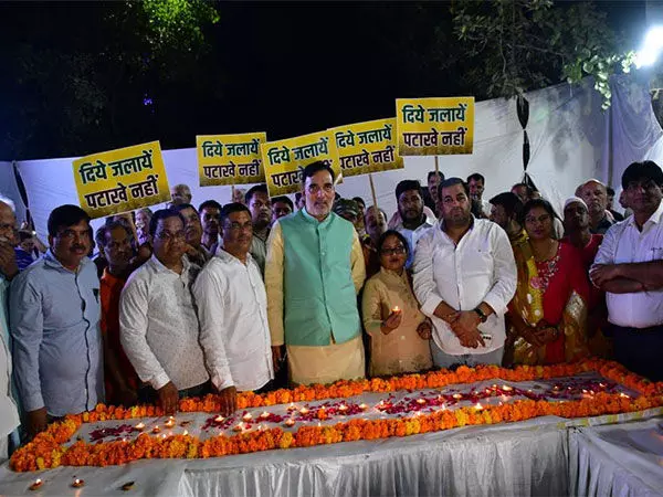 Delhi के मंत्री गोपाल राय ने दीया जलाओ, पटाखे नहीं अभियान शुरू किया