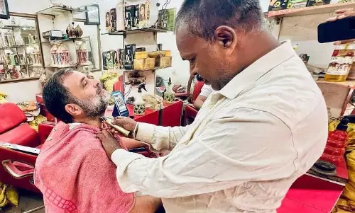 Rahul Gandhi ने नाई की दुकान के लिए जरूरी सामान जुटाने में मदद की Rahul Gandhi ने नाई की दुकान के लिए जरूरी सामान जुटाने में मदद की