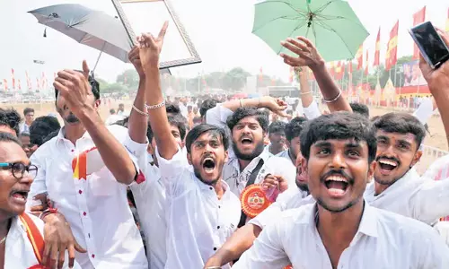 Tamil: थलपति विजय को देखने के लिए विक्रवंडी में 5-6 लाख लोग पहुंचे Tamil: थलपति विजय को देखने के लिए विक्रवंडी में 5-6 लाख लोग पहुंचे