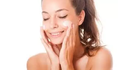 Skin care: बदलते मौसम में रूखी हो रही है आपकी त्वचा,  आजमाएं ये टिप्स