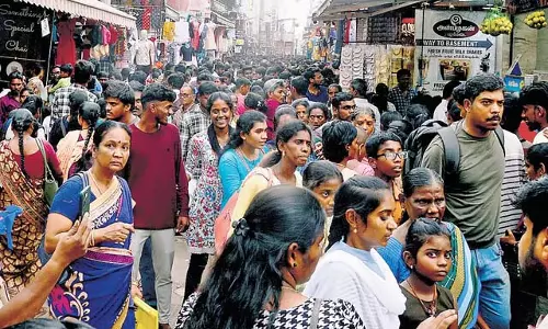 Chennai की सड़कों पर उमड़ा जनसैलाब, लेकिन दीपावली की बिक्री में गिरावट Chennai की सड़कों पर उमड़ा जनसैलाब, लेकिन दीपावली की बिक्री में गिरावट