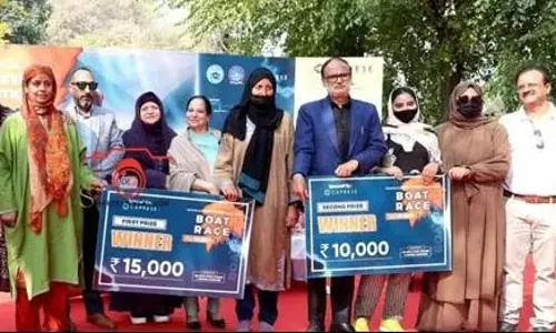 J&K: डल झील में पहली बार पारंपरिक महिला नौका दौड़ का आयोजन