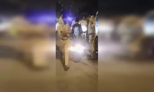 पिता-पुत्र ने किया SHO पर हमला, तेज आवाज साइलेंसर वाले बुलेट को रोकना पड़ गया भारी
