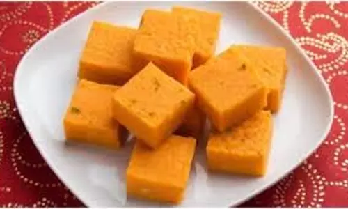 दिवाली पर घर पर बनाएं बर्फी, अपनाएं ये रेसिपी दिवाली पर घर पर बनाएं बर्फी, अपनाएं ये रेसिपी