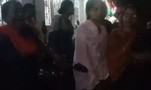 अफसर के अभद्र व्यवहार से आंगनबाड़ी कार्यकर्ता नाराज अफसर के अभद्र व्यवहार से आंगनबाड़ी कार्यकर्ता नाराज