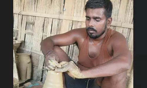 Assam : डिब्रूगढ़ में दिवाली त्यौहार से पहले स्थानीय मिट्टी के बर्तन उद्योग ने कमर कस ली