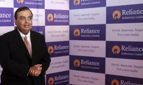 Reliance इंडस्ट्रीज के शेयर की कीमत आधी क्यों हुई Reliance इंडस्ट्रीज के शेयर की कीमत आधी क्यों हुई