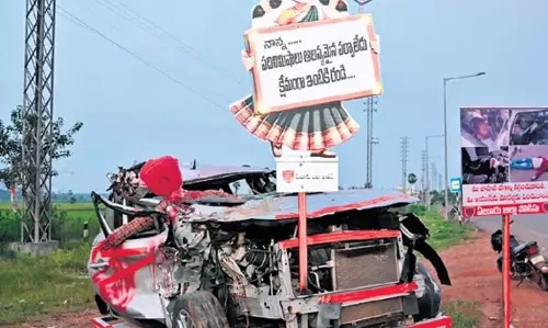 Eluru पुलिस ने शुरू किया दिल को छू लेने वाला सड़क सुरक्षा अभियान Eluru पुलिस ने शुरू किया दिल को छू लेने वाला सड़क सुरक्षा अभियान