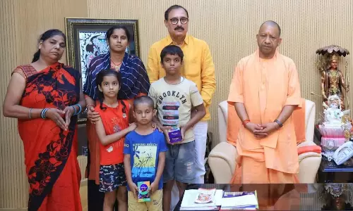 पुलिस हिरासत मौत मामले में पीड़ित परिजनों से मिले सीएम योगी, 10 लाख की आर्थिक मदद पुलिस हिरासत मौत मामले में पीड़ित परिजनों से मिले सीएम योगी, 10 लाख की आर्थिक मदद