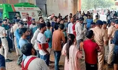 त्यौहारी भीड़ के बीच मुंबई के बांद्रा रेलवे स्टेशन पर भगदड़ में 9 लोग घायल त्यौहारी भीड़ के बीच मुंबई के बांद्रा रेलवे स्टेशन पर भगदड़ में 9 लोग घायल
