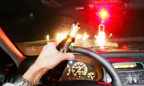 Assam : डिब्रूगढ़ में नशे में धुत महिला ड्राइवर ने मचाई तबाही, 3 लोग घायल Assam : डिब्रूगढ़ में नशे में धुत महिला ड्राइवर ने मचाई तबाही, 3 लोग घायल